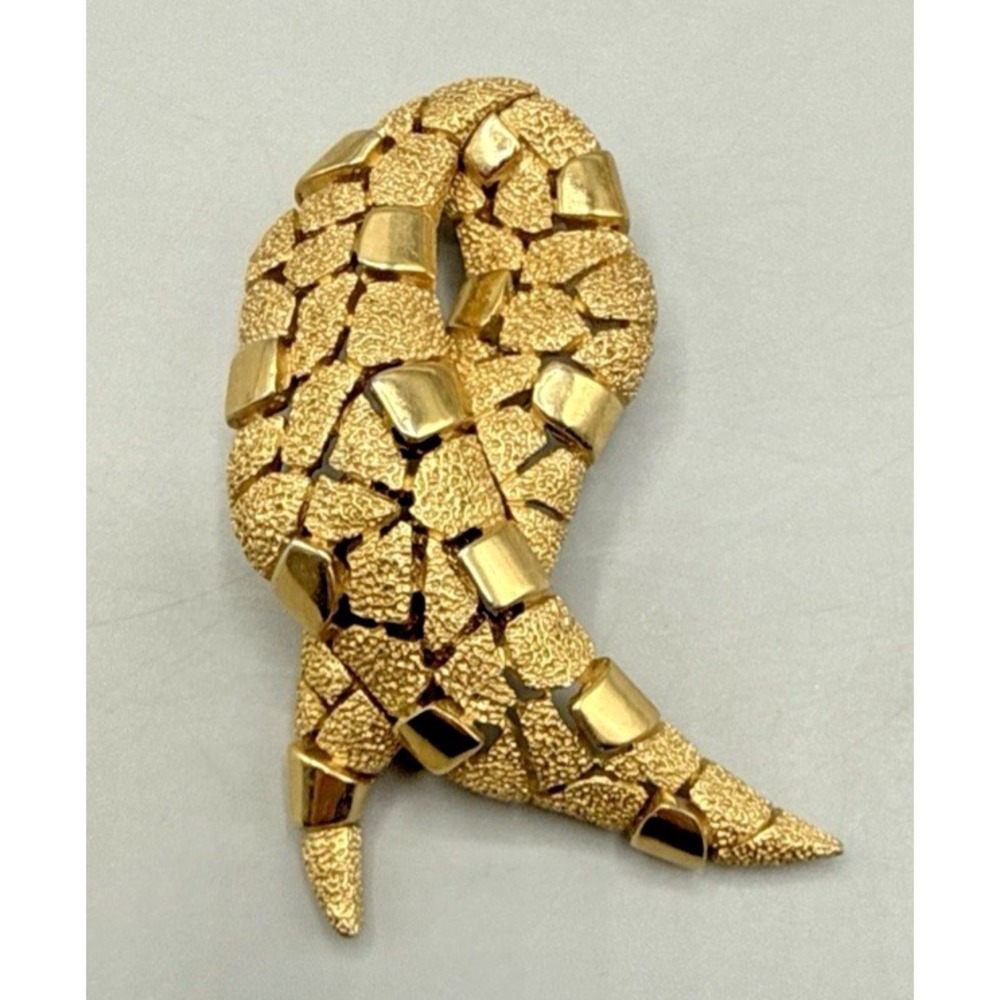 Vintage - Crown Trifari Brooch - 1960s Gold Tone Ribbon Loop